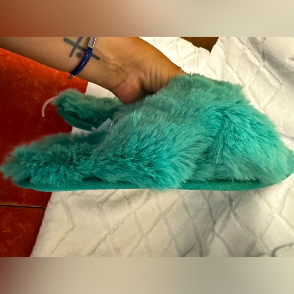 💚💙CAT AND JACK NWT AQUA GREEN/blue fuzzy slide slippers